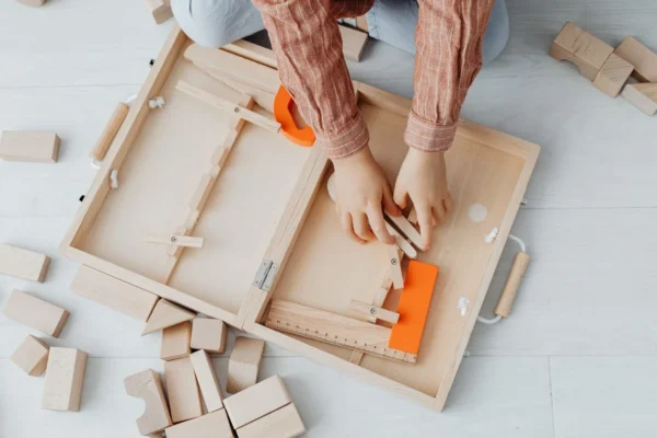 Pédagogie Montessori : principes, matériel et limites expliqués