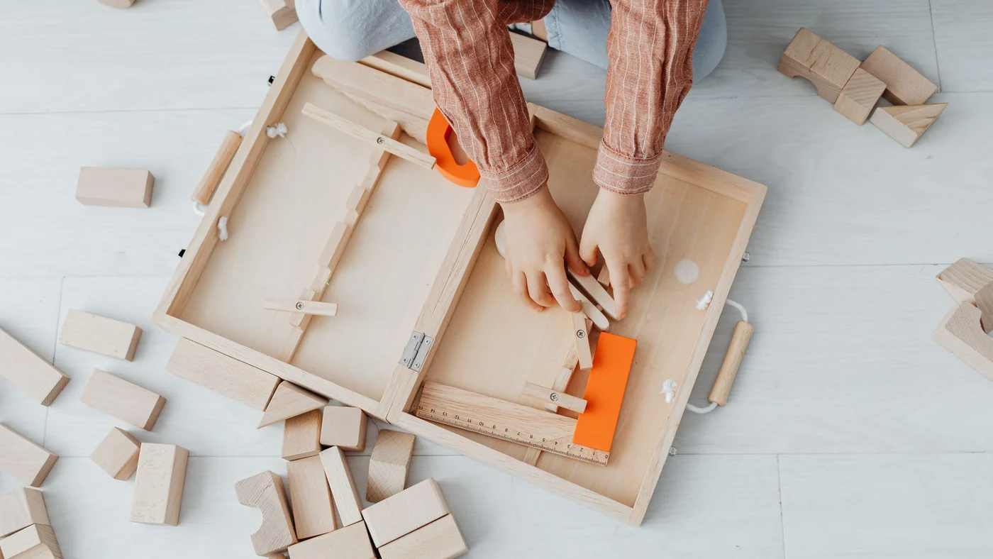 Pédagogie Montessori : principes, matériel et limites expliqués